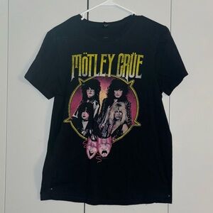 MOTLEY CRUE black graphic tee!!